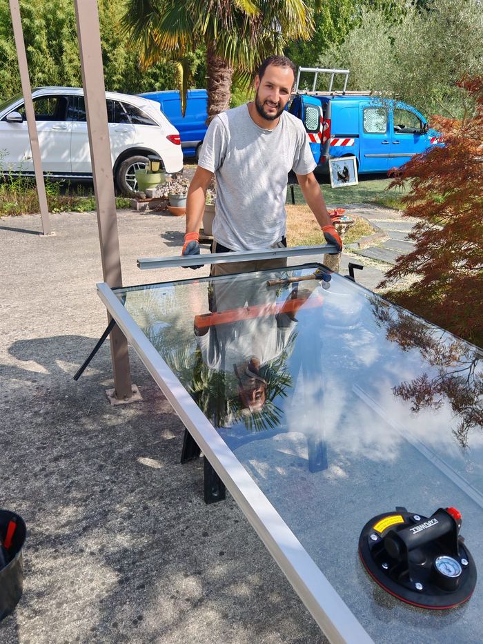 Artisan vitrier Vercle Pro posant un double vitrage sur mesure