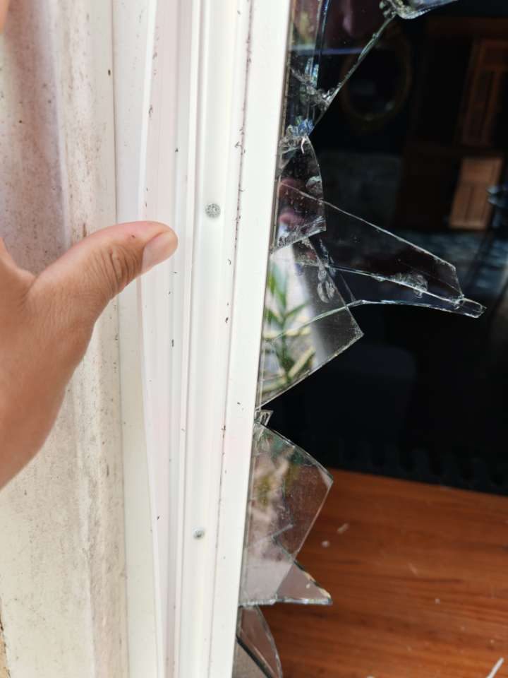 Miroir brisé avant remplacement par un vitrier