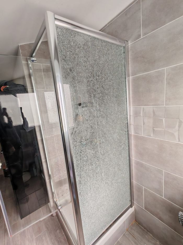 Paroi de douche en verre sécurit éclatée avant remplacement