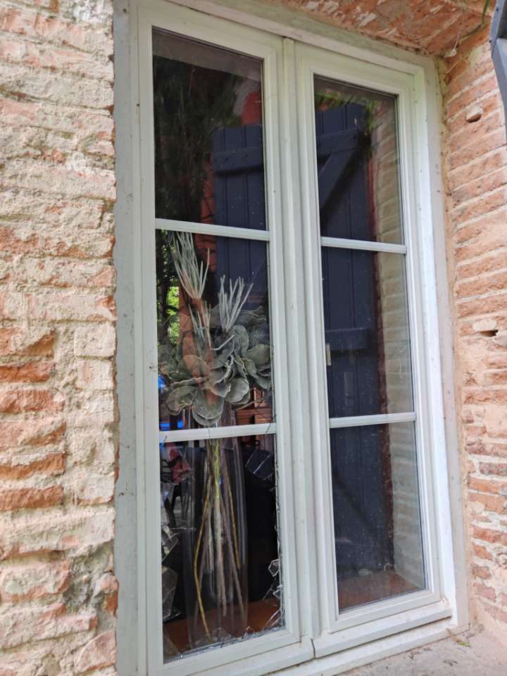 Vitre cassée sur une fenêtre avant remplacement